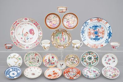 A varied lot of Chinese porcelain: 15 saucers, 6 cups and 2 plates, Yongzheng-Qianlong, 18th C.