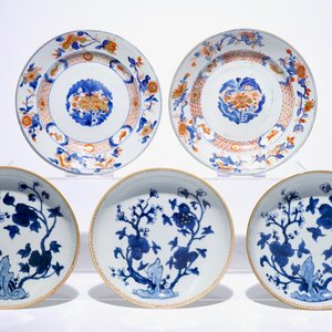 A varied lot of five Chinese plates, a pair of serpentine stone figures and a Japanese bowl and cover, 18/20th C. — photo 2