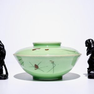 A varied lot of five Chinese plates, a pair of serpentine stone figures and a Japanese bowl and cover, 18/20th C. — photo 6