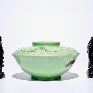 A varied lot of five Chinese plates, a pair of serpentine stone figures and a Japanese bowl and cover, 18/20th C. — photo 7