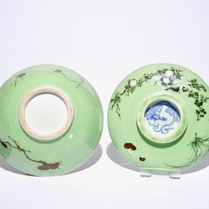 A varied lot of five Chinese plates, a pair of serpentine stone figures and a Japanese bowl and cover, 18/20th C. — photo 9