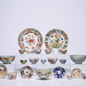 A varied lot of mostly Chinese bowls, plates and cups and saucers, 18/19th C. — 照片 1