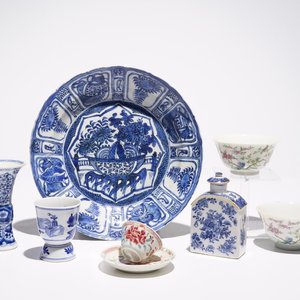 A varied selection of Chinese blue and white and famille rose wares, Wanli, Kangxi and later — photo 1
