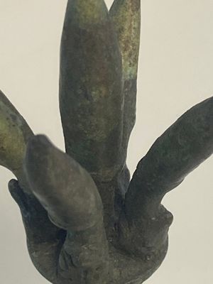 A various collection of bronze khmer palanquin hooks, a bell and a dagger, Angkor Wat periode, Thailand, 12th C. — photo 12