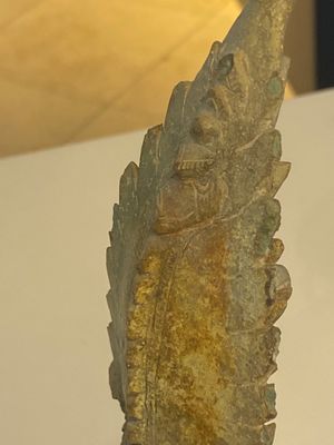A various collection of bronze khmer palanquin hooks, a bell and a dagger, Angkor Wat periode, Thailand, 12th C. — photo 4