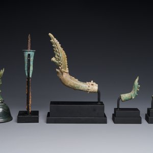 A various collection of bronze khmer palanquin hooks, a bell and a dagger, Angkor Wat periode, Thailand, 12th C. — photo 3
