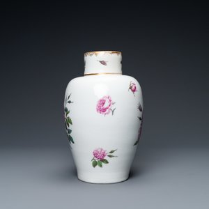 A vase with fine pink roses, A.R. mark for Augustus Rex, Meissen porcelain, 18th C. — 照片 3