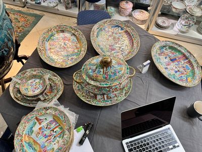 A very extensive Chinese Canton famille rose 81-piece dinner service, 19th C. — 照片 1