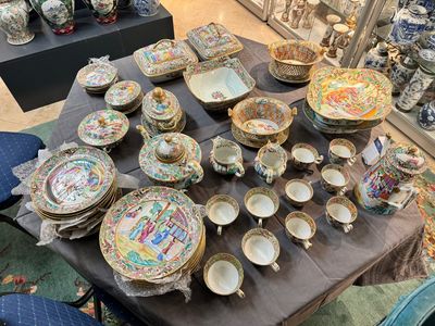 A very extensive Chinese Canton famille rose 81-piece dinner service, 19th C. — 照片 3