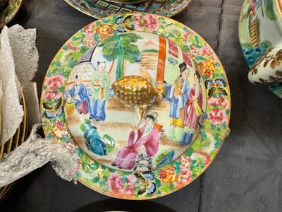 A very extensive Chinese Canton famille rose 81-piece dinner service, 19th C. — 照片 33