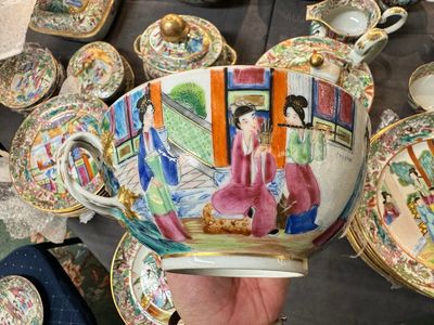 A very extensive Chinese Canton famille rose 81-piece dinner service, 19th C. — 照片 37