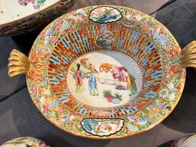 A very extensive Chinese Canton famille rose 81-piece dinner service, 19th C. — 照片 38