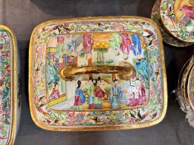 A very extensive Chinese Canton famille rose 81-piece dinner service, 19th C. — 照片 41