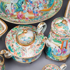 A very extensive Chinese Canton famille rose 81-piece dinner service, 19th C. — 照片 11