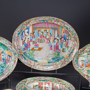 A very extensive Chinese Canton famille rose 81-piece dinner service, 19th C. — 照片 4