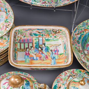 A very extensive Chinese Canton famille rose 81-piece dinner service, 19th C. — 照片 6