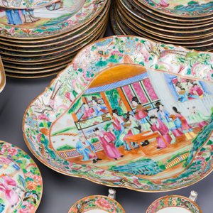 A very extensive Chinese Canton famille rose 81-piece dinner service, 19th C. — 照片 9