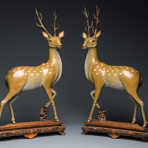 A very fine and large pair of Chinese cloisonné models of deer on reticulated wooden stands, 19th C. — photo 1