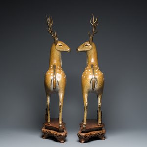 A very fine and large pair of Chinese cloisonné models of deer on reticulated wooden stands, 19th C. — photo 5
