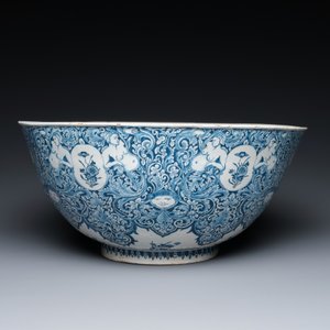A very fine and rare Dutch Delft blue and white bowl with grotesques in the style of Daniel Marot, dated 1720 — 照片 2