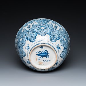 A very fine and rare Dutch Delft blue and white bowl with grotesques in the style of Daniel Marot, dated 1720 — 照片 7