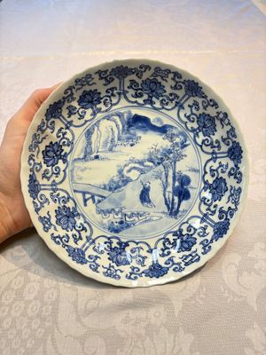 A very fine Chinese blue and white plate with a scholar in a landscape, Kangxi mark and of the period — photo 1