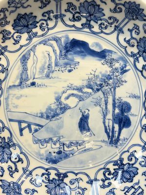 A very fine Chinese blue and white plate with a scholar in a landscape, Kangxi mark and of the period — photo 2