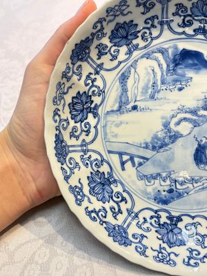 A very fine Chinese blue and white plate with a scholar in a landscape, Kangxi mark and of the period — photo 3