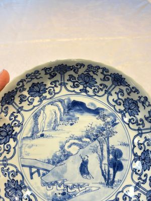 A very fine Chinese blue and white plate with a scholar in a landscape, Kangxi mark and of the period — photo 4