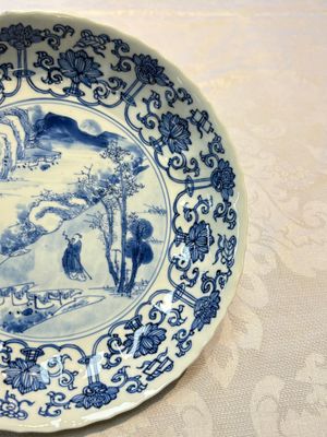 A very fine Chinese blue and white plate with a scholar in a landscape, Kangxi mark and of the period — photo 5