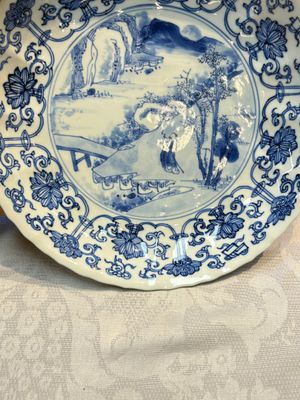 A very fine Chinese blue and white plate with a scholar in a landscape, Kangxi mark and of the period — photo 6