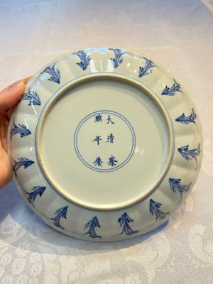 A very fine Chinese blue and white plate with a scholar in a landscape, Kangxi mark and of the period — photo 7