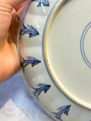 A very fine Chinese blue and white plate with a scholar in a landscape, Kangxi mark and of the period — photo 9