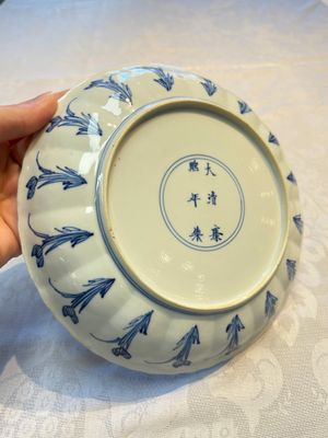 A very fine Chinese blue and white plate with a scholar in a landscape, Kangxi mark and of the period — photo 10