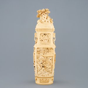 A very fine Chinese carved ivory vase and cover with figures in a landscape, ca. 1900 — photo 4