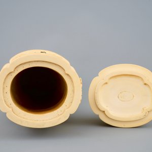 A very fine Chinese carved ivory vase and cover with figures in a landscape, ca. 1900 — photo 8