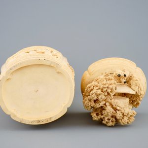 A very fine Chinese carved ivory vase and cover with figures in a landscape, ca. 1900 — photo 9