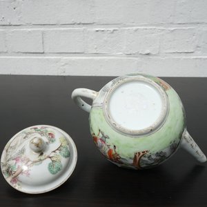 A very fine Chinese export porcelain teapot and cover, Qianlong, 18th C. — photo 14