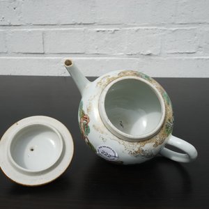 A very fine Chinese export porcelain teapot and cover, Qianlong, 18th C. — photo 15