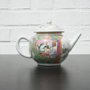A very fine Chinese export porcelain teapot and cover, Qianlong, 18th C. — photo 17
