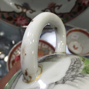 A very fine Chinese export porcelain teapot and cover, Qianlong, 18th C. — photo 2
