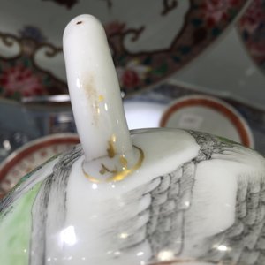 A very fine Chinese export porcelain teapot and cover, Qianlong, 18th C. — photo 3