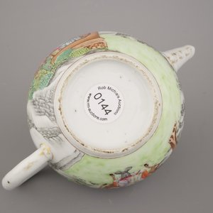A very fine Chinese export porcelain teapot and cover, Qianlong, 18th C. — photo 7