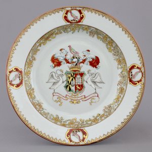 A very fine Chinese porcelain armorial plate, 18th C. — foto 1