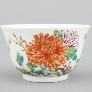 A very fine Chinese porcelain bowl with floral decoration, 19/20th C. — photo 1