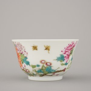 A very fine Chinese porcelain bowl with floral decoration, 19/20th C. — photo 4