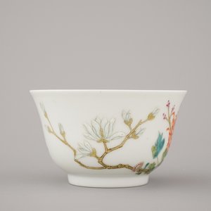 A very fine Chinese porcelain bowl with floral decoration, 19/20th C. — photo 6
