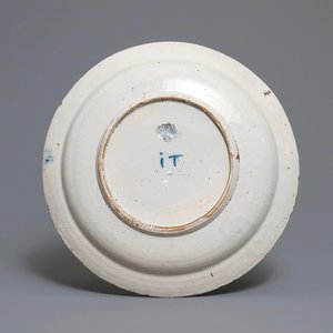 A very fine Dutch Delft blue and white dish with fighting horseriders, 18th C. — photo 2