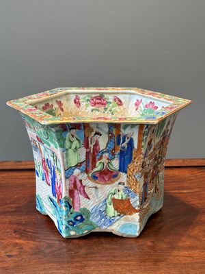 A very fine hexagonal Chinese Canton famille rose jardiniere, 19th C. — photo 1