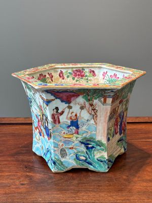 A very fine hexagonal Chinese Canton famille rose jardiniere, 19th C. — photo 3